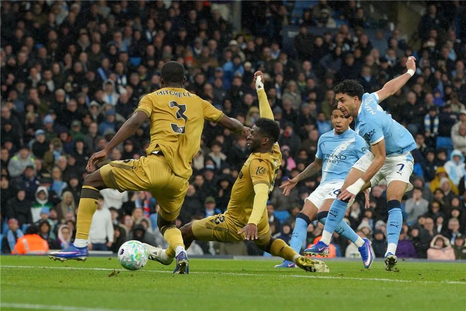 Omar Marmoush (r) von Manchester City erzielt das 2:0.Ian Hodgson/AP/dpa