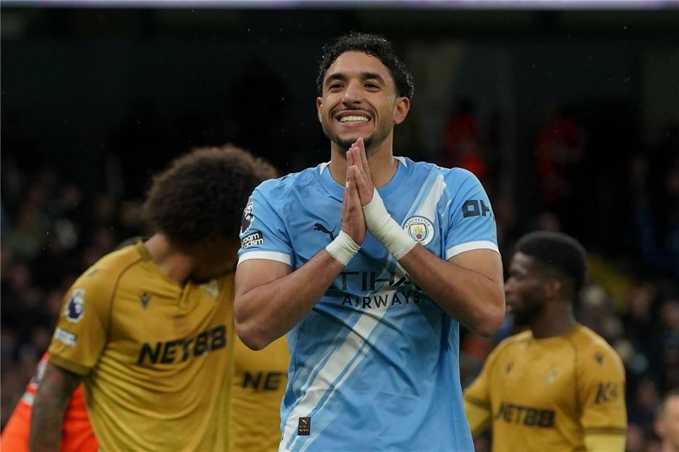 Omar Marmoush (r) von Manchester City freute sich über drei Punkte.Ian Hodgson/AP/dpa
