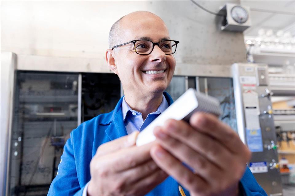 Omar Yaghi ist einer von drei Wissenschaftlern, die den Nobelpreis für Chemie 2025 erhalten.Brittany Hosea-Small/University of California, Berkeley/dpa