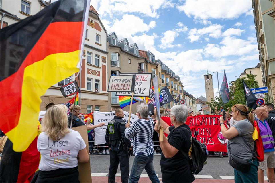 „Omas gegen Frieden“ ist auf einem Plakat bei einer Demo der Initiative „Einigkeit für Deutschland/Projekt M1llion“ zu lesen.Pia Bayer/dpa