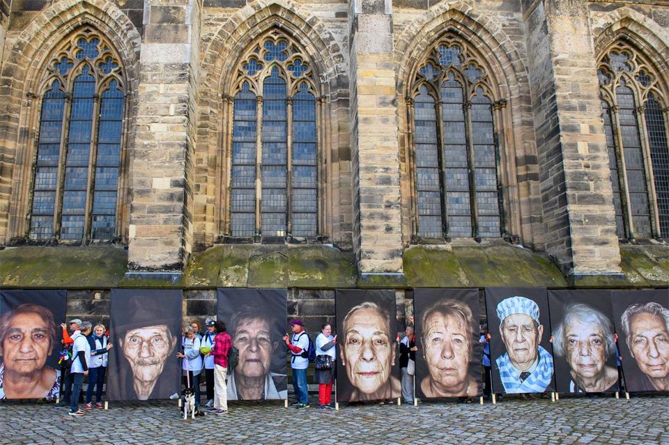 „Omas gegen Rechts“ - mit den Porträts von Holocaust-Überlebenden vor dem Magdeburger Dom. Klaus-Dietmar Gabbert/dpa