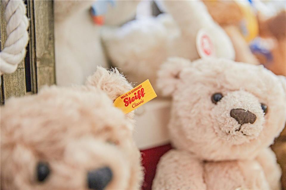 Omnipräsent in vielen Kinderzimmern: die Plüschbären mit Knopf im Ohr. (Archivbild)Jason Tschepljakow/dpa