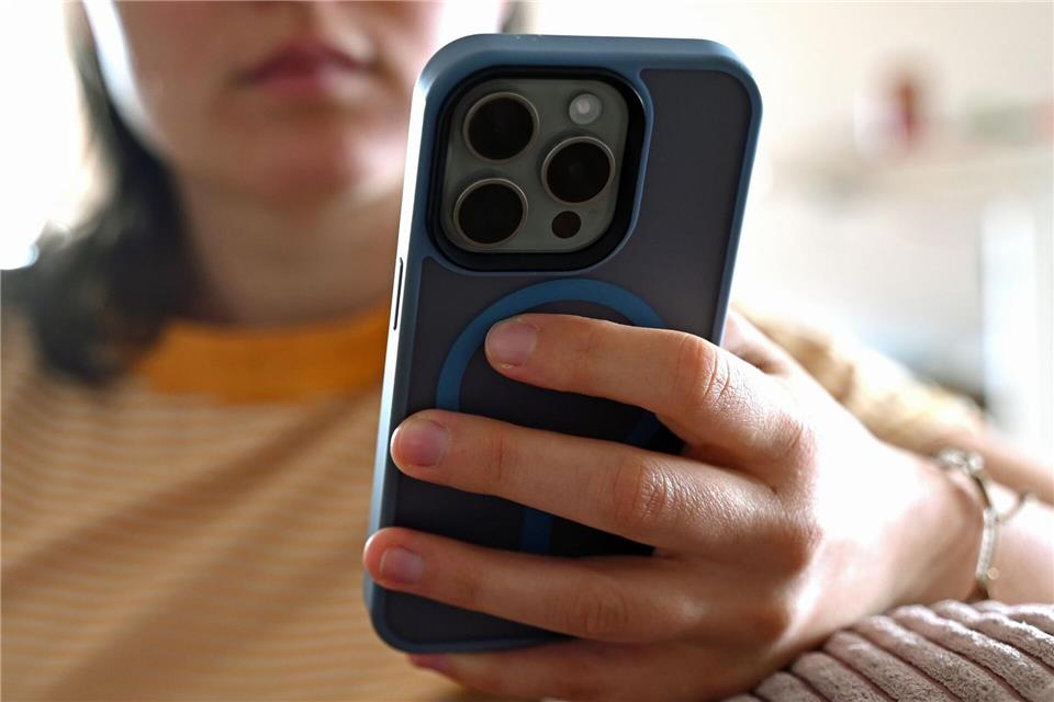 Online-Anzeigen mit dem Kürzel „TG-T“ locken Minderjährige in gefährliche Situationen: Hinter harmlos wirkenden Angeboten verbergen sich sexuelle Ausbeutung und Missbrauch.Elisa Schu/dpa/dpa-tmn