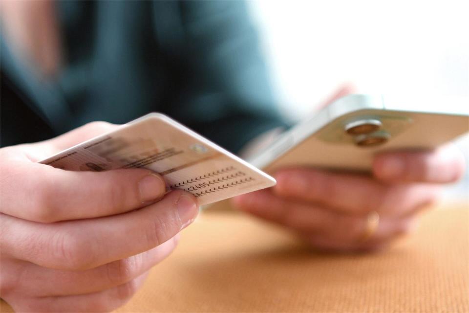 Online-Ausweis deaktiviert oder PIN vergessen? Ein kostenloser Rücksetzbrief lässt sich jetzt online bestellen.picture alliance/dpa/dpa-tmn