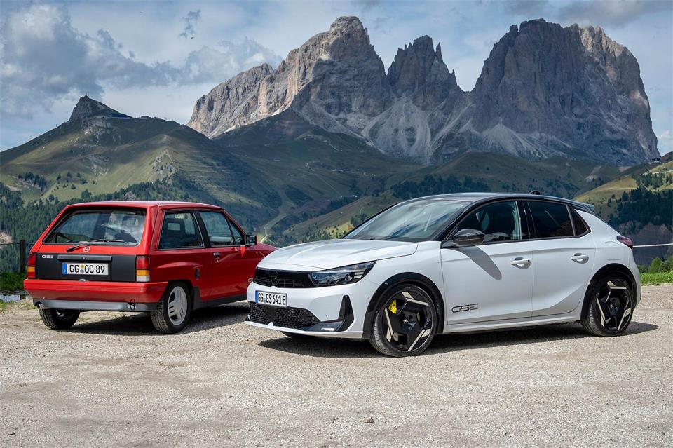 Opa und kräftiger elektrischer Enkel vor Bergpanorama: Der Corsa GSI von einst und der GSE von heute.Dani Heyne/Opel Automobile GmbH/dpa-tmn