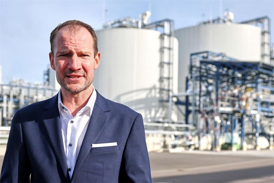 Operationsleiter Matthias Schleicher vergleicht den Entwicklungsstand der neuen Technologie mit der Petrochemie der 1960er- und 1970er-Jahre.Jan Woitas/dpa