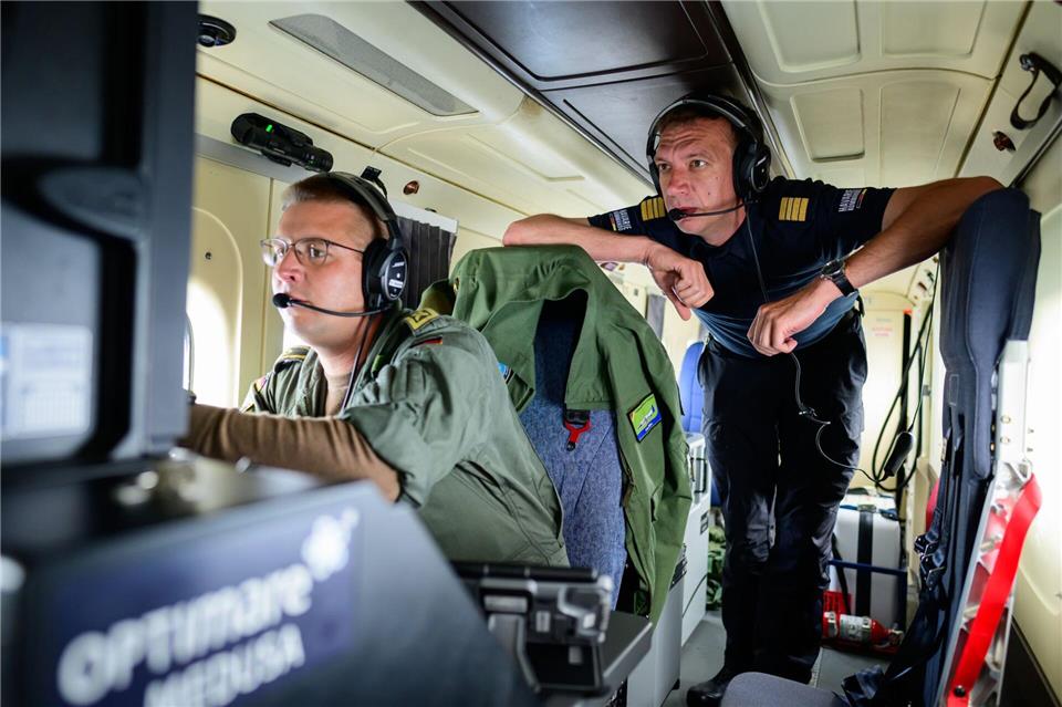 Operator Kevin (l.) und Benedikt Spangardt vom Havariekommando verfolgen Überwachungsaufnahmen auf einem Monitor. Philipp Schulze/dpa