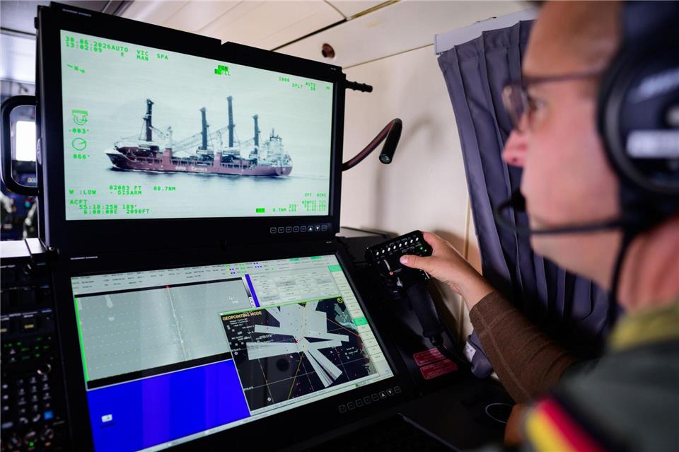 Operator Kevin steuert Kameras und Messinstrumente an Bord des Flugzeugs. Philipp Schulze/dpa