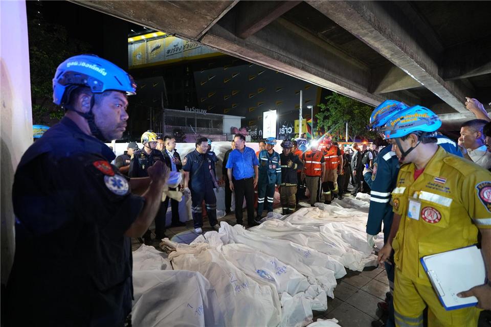 Opfer der Brandkatastrophe wurden mit Tüchern bedeckt.Sakchai Lalit/AP/dpa