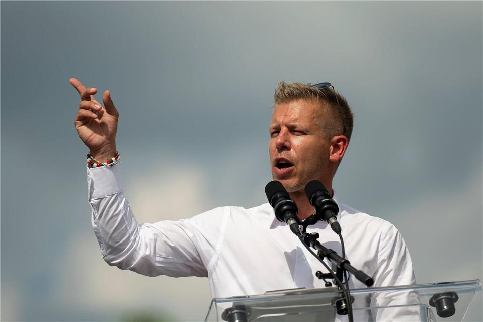Oppositionsführer Magyar forderte Orban auf, eine eventuelle Wahlniederlage „mit Würde“ zu akzeptieren. (Archivbild) Denes Erdos/AP/dpa