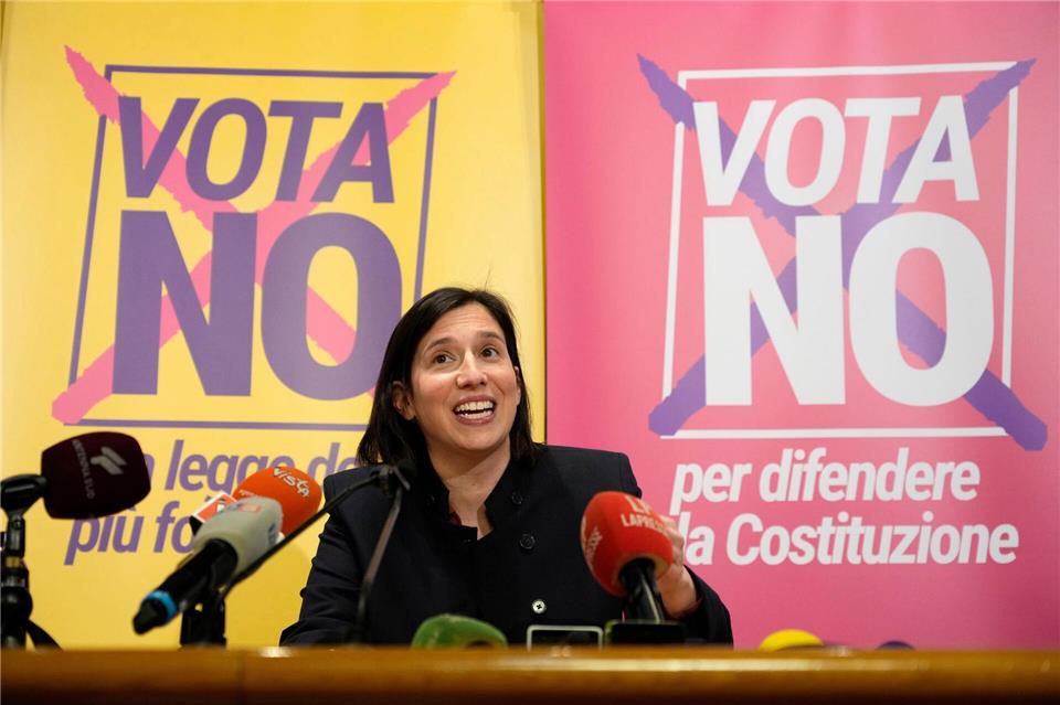 Oppositionsführerin Elly Schlein freut sich über den Erfolg.Gregorio Borgia/AP/dpa