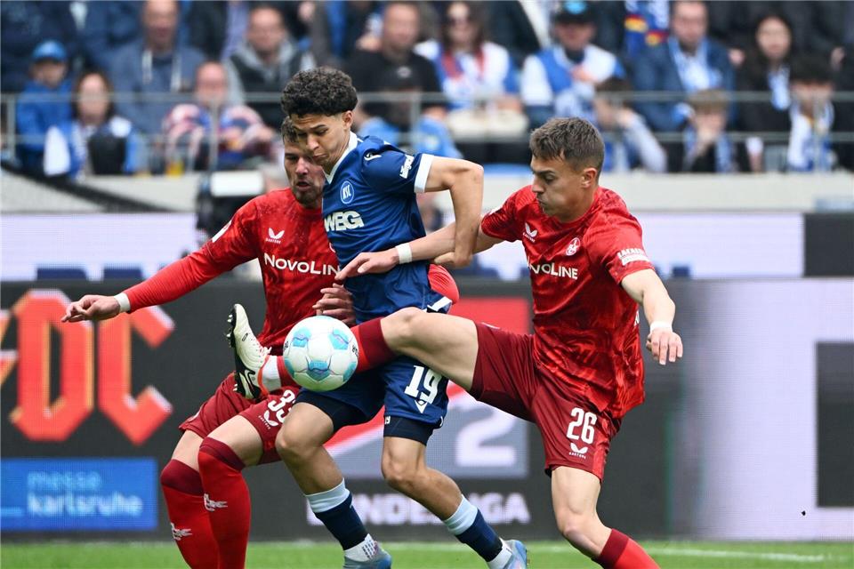 Option fürs Südwest-Derby: Der umworbene KSC-Offensivspieler Louey Ben Farhat (M). (Archivbild)Uli Deck/dpa