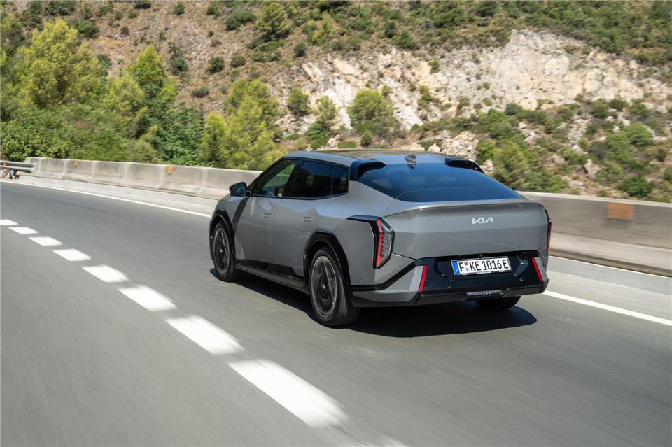 Optisch auf jeden Fall eigenständig: Neben dem normalen Kompakten wird es den Kia EV4 auch als Fastback geben.Kia/dpa-tmn