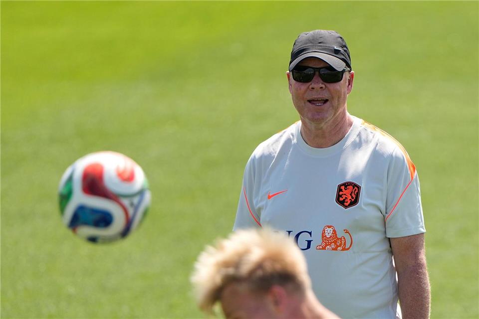 Oranje-Coach Ronald Koeman hat vor dem WM-Auftakt noch ein paar Sorgen.Charlie Riedel/AP/dpa