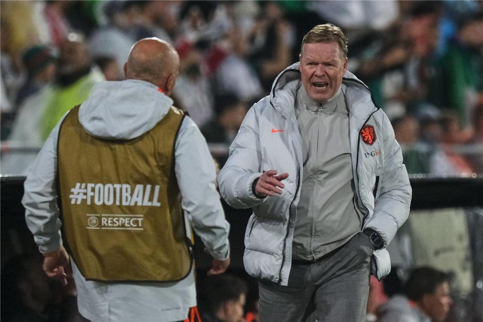 Oranje-Coach Ronald Koeman (r) konnte mit dem 0:1 gegen Algerien nicht zufrieden sein.Patrick Post/AP/dpa