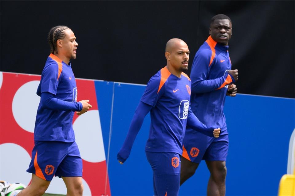 Oranje-Stürmer Brian Brobbey (r) ist noch nicht fit.