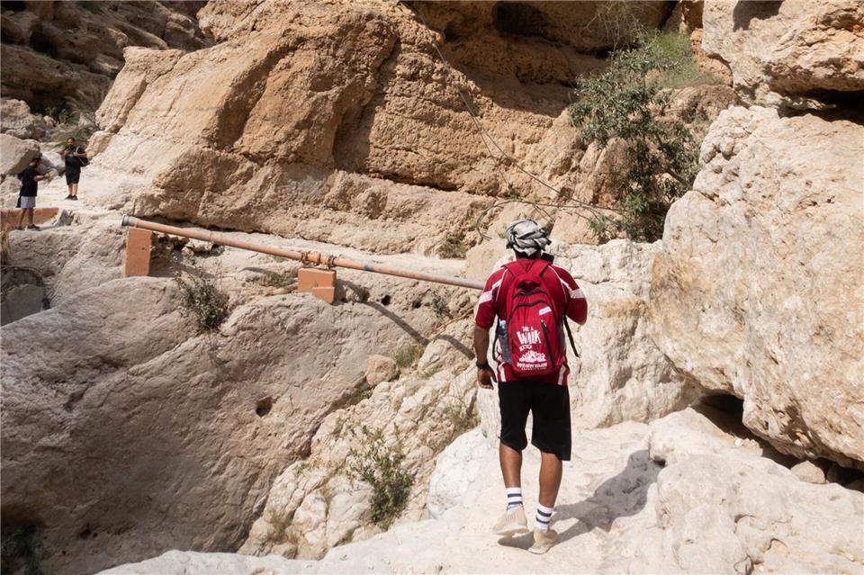 Ordentliches Schuhwerk ist ein Muss auf dem Weg zu den Badebecken Wadi Shab.Andreas Drouve/dpa-tmn
