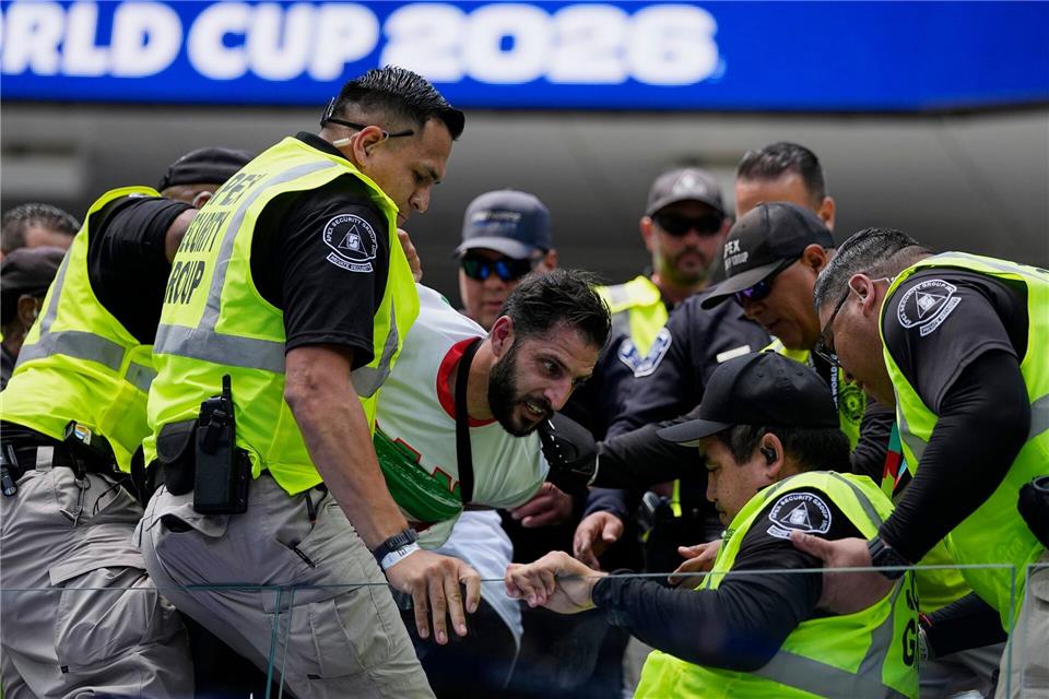 Ordner und Fans gerieten aneinander. Gregory Bull/AP/dpa