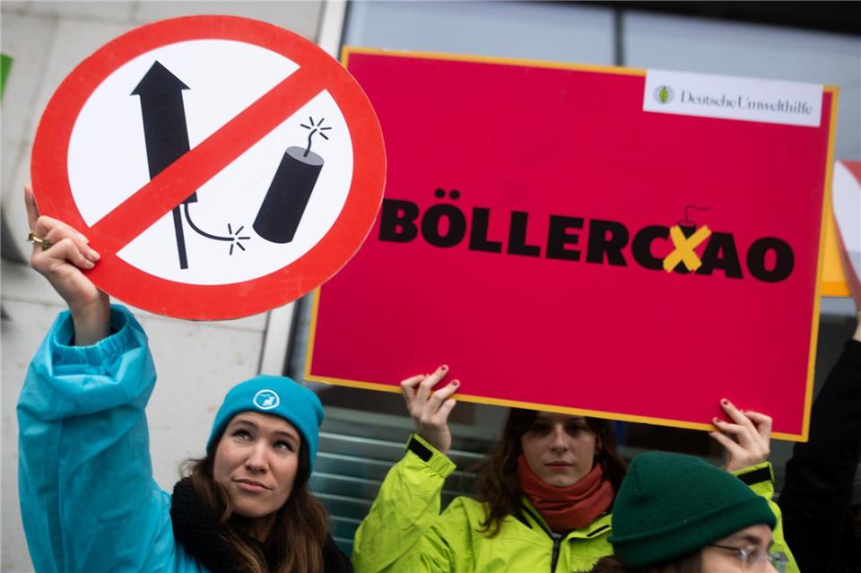Organisationen wie die Deutsche Umwelthilfe und die Berliner Gewerkschaft der Polizei (GdP) fordern ein Böllerverbot für den Privatgebrauch. (Archivbild)Sebastian Christoph Gollnow/dpa