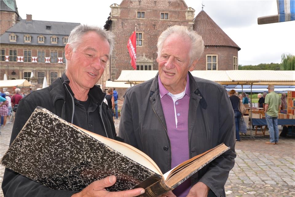 Organisator Rainer Heeke (links) im Gespräch mit einem Kunden.