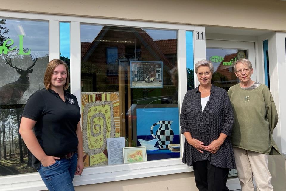Organisieren die Galerie zugunsten der Hochwasseropfer: (v.l.) Fotografin Janine Vorholt, Friseurmeisterin Diana Brömmel und Marie-Luise Stötzel (Sprecherin der Künstlergruppe „dasselbe anders“).