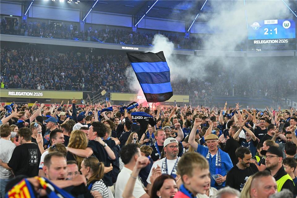 Organisierter Platzsturm nach dem Aufstieg.Swen Pförtner/dpa