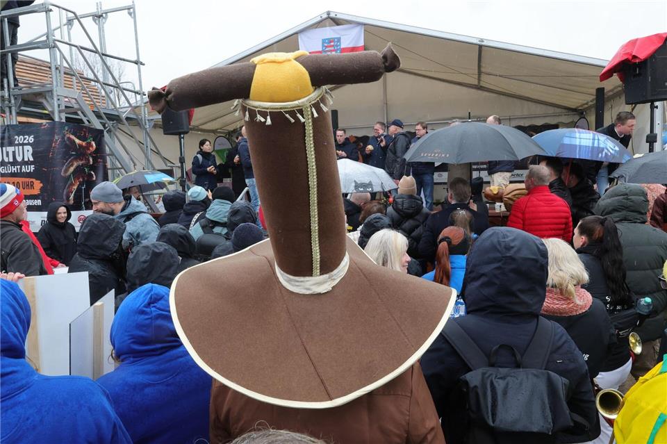 Originelle Mützen neben Kapuzen und Regenschirm beim Start in die Thüringer Bratwurstsaison.Bodo Schackow/dpa