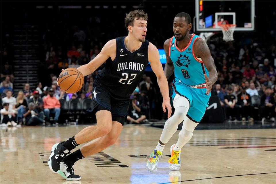 NBA: Suns beenden Niederlagen-Serie gegen Magic Orlando Magic-Forward Franz Wagner zieht an Phoenix Suns-Guard Terrence Ross (8) vorbei.