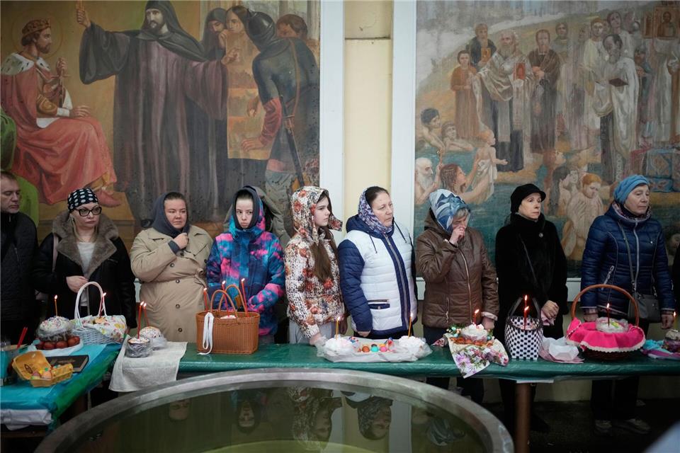 Orthodoxe Christen in Russland und in der Ukraine sollen dank einer Waffenruhe bis Sonntag Ostern feiern können. Pavel Bednyakov/AP/dpa