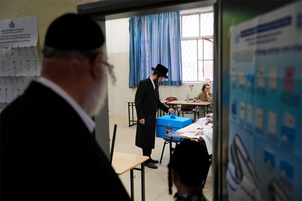 Orthodoxer Jude gibt in einem Wahllokal bei den Parlamentswahlen in Israel seine Stimme abBaz Ratner/AP/dpa