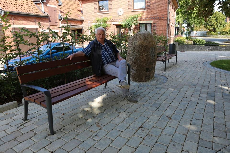 Ortsbürgermeister Günter Meyer hat nun auf den Bänken eine 47 Zentimeter tiefe Sitzfläche.Benjamin M�ller/dpa