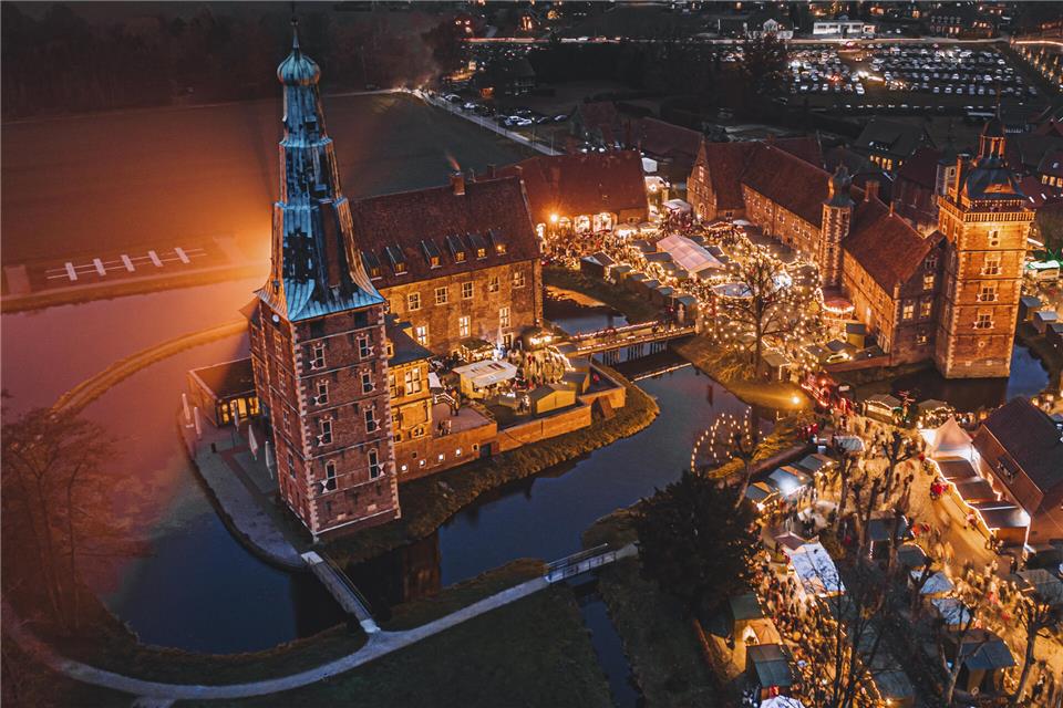 Ortsmarketingverein und Gemeinde laden zum Adventsmarkt am Schloss Raesfeld ein.