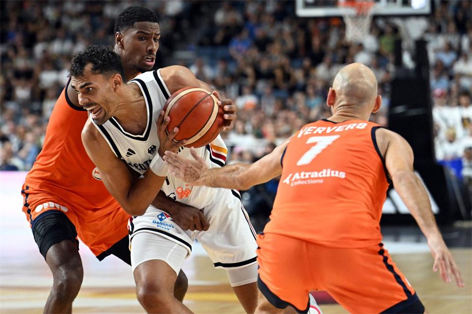Oscar Da Silva und die deutschen Basketballer gerieten gegen die Niederlande nicht in die Klemme.Federico Gambarini/dpa
