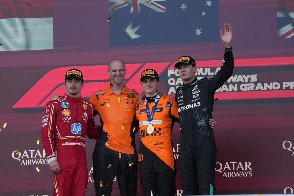 Oscar Piastri (M) gewann in Baku vor Charles Leclerc (l) und George Russell (r).Hasan Bratic/dpa