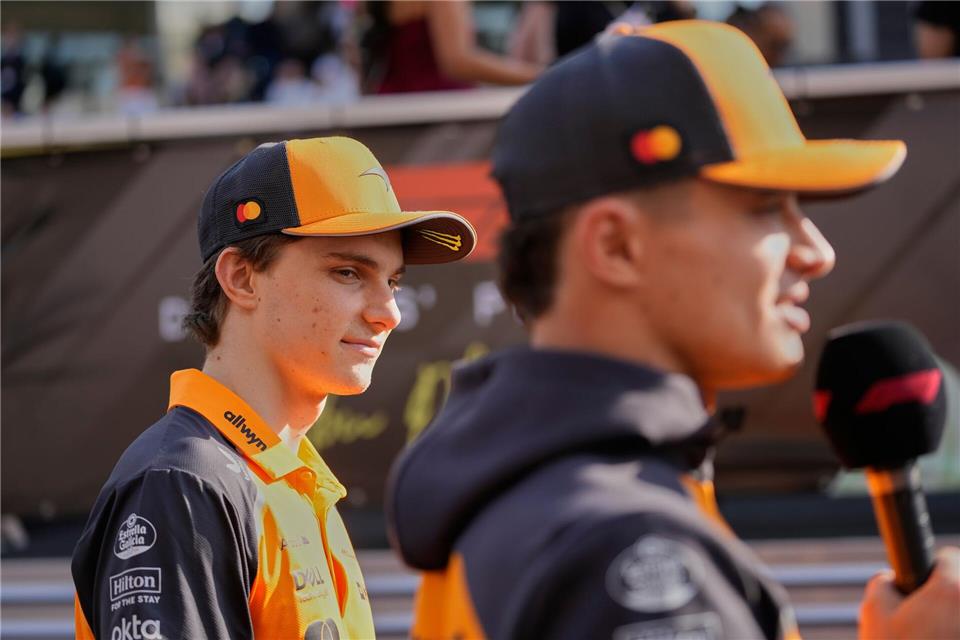 Oscar Piastri (l.) wird den Teamkollegen und Weltmeister Lando Norris 2026 schlagen wollen. Darko Bandic/AP/dpa