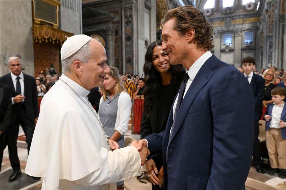 Oscar-Preisträger Matthew McConaughey gab Papst Leo XIV. im Petersdom die Hand. (Archivbild)Vatican Media/IPA via ZUMA Press/dpa