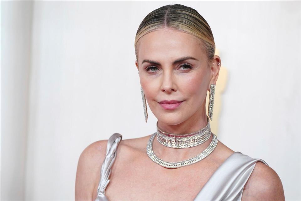 Oscar-Preisträgerin Charlize Theron („Monster“) leidet eigenen Worten zufolge derzeit unter ihren „hormonellen“ Töchtern. (Archivbild)Jordan Strauss/Invision/dpa