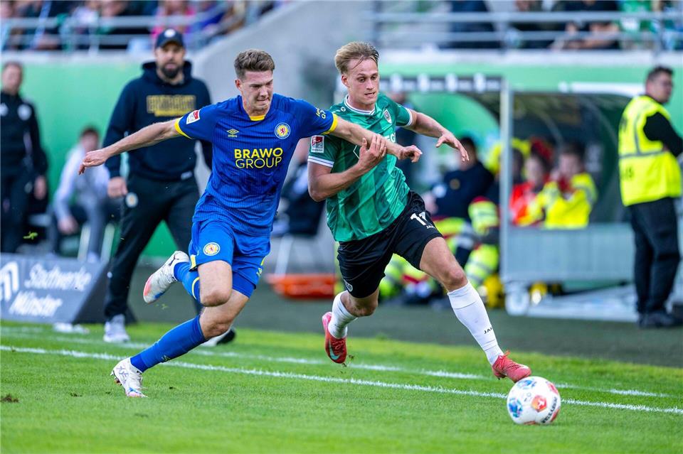 Münster siegt mit Spielfreude gegen Braunschweig Oscar Vilhelmsson (r) brachte Münster früh in Führung.David Inderlied/dpa