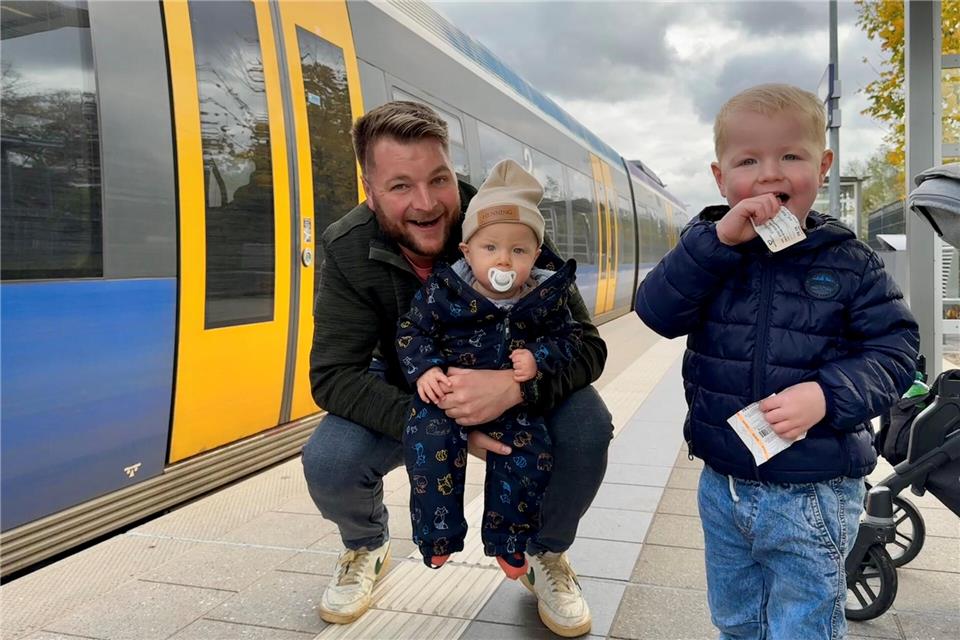 Oskars (2) erste Zugfahrt ab Borken fiel aus Oskars (rechts) erste Bahnfahrt fiel aus. Doch die wird bald nachgeholt, berichtet Vater David Frenk (mit Oskars Bruder Henning). Von seiner missglückten ersten Bahnfahrt hat er als Erinnerung die Fahrkarten aufbewahrt.