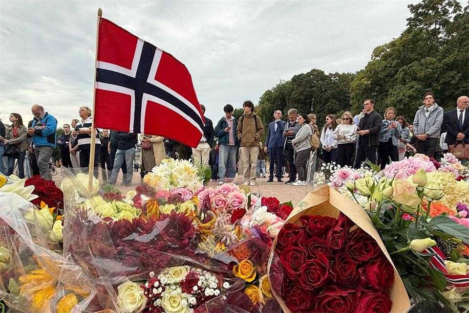 Oslo: Blumenmeer vor dem Königlichen Schloss – Norwegen trauert um König Harald V.Julia Wäschenbach/dpa