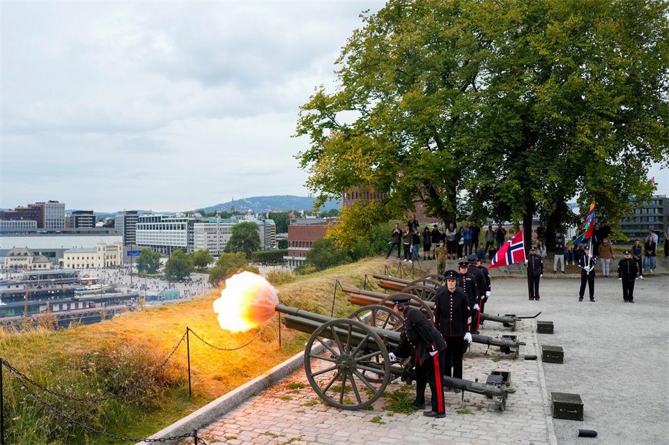 Oslo: Trauergruß von Akershus – 21 Schüsse zu Ehren des verstorbenen Königs Harald V.Fredrik Varfjell/NTB/dpa
