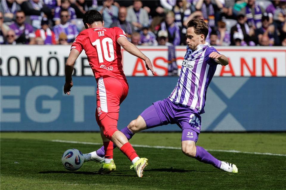 Osnabrücks Jannik Müller (r) verliert den Zweikampf vor dem Tor zum 0:1 gegen Verls Berkan Taz.David Ebener/dpa