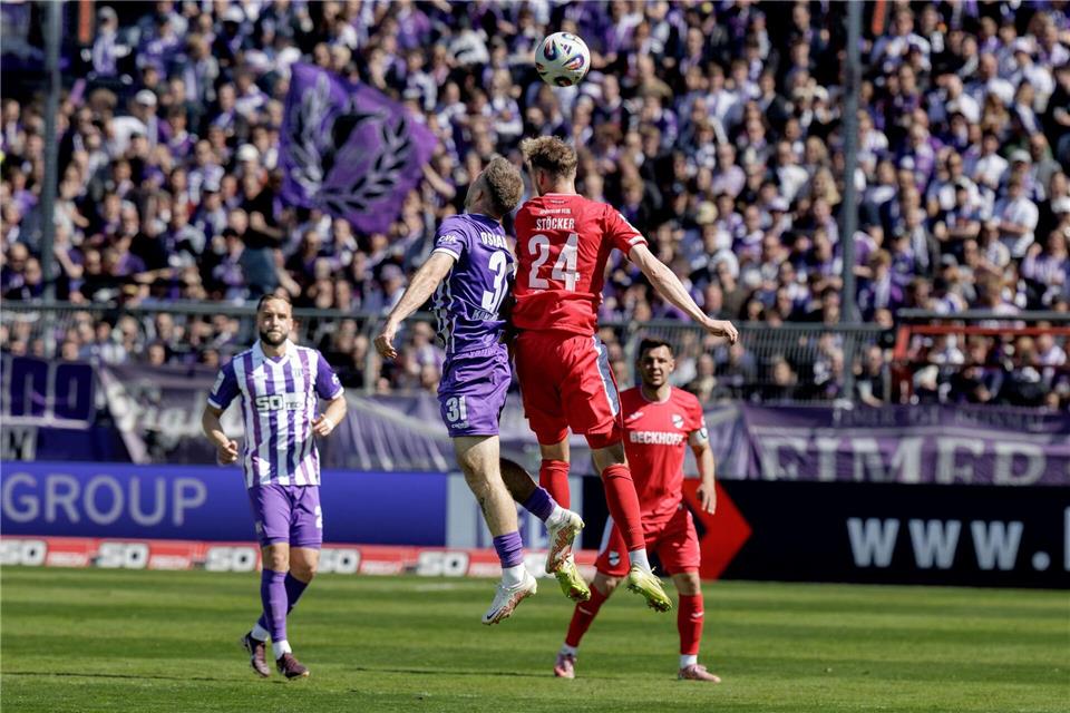 Osnabrücks Patrick Kammerbauer (l) und Verls Michel Stöcker im Kopfballduell.David Ebener/dpa