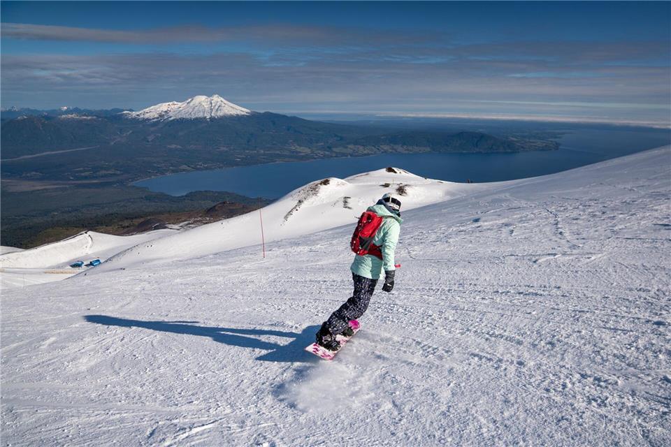 Osorno in Chile: Bei der Abfahrt sieht man mindestens den riesigen Lago Llanquihue  und den smaragdgrünen Lago Todos Los Santos - wenn es mit dem Wetter gut läuft, rückt auch der Pazifik in den Blick.Cristian Aguirre/Chile Travel/dpa-tmn