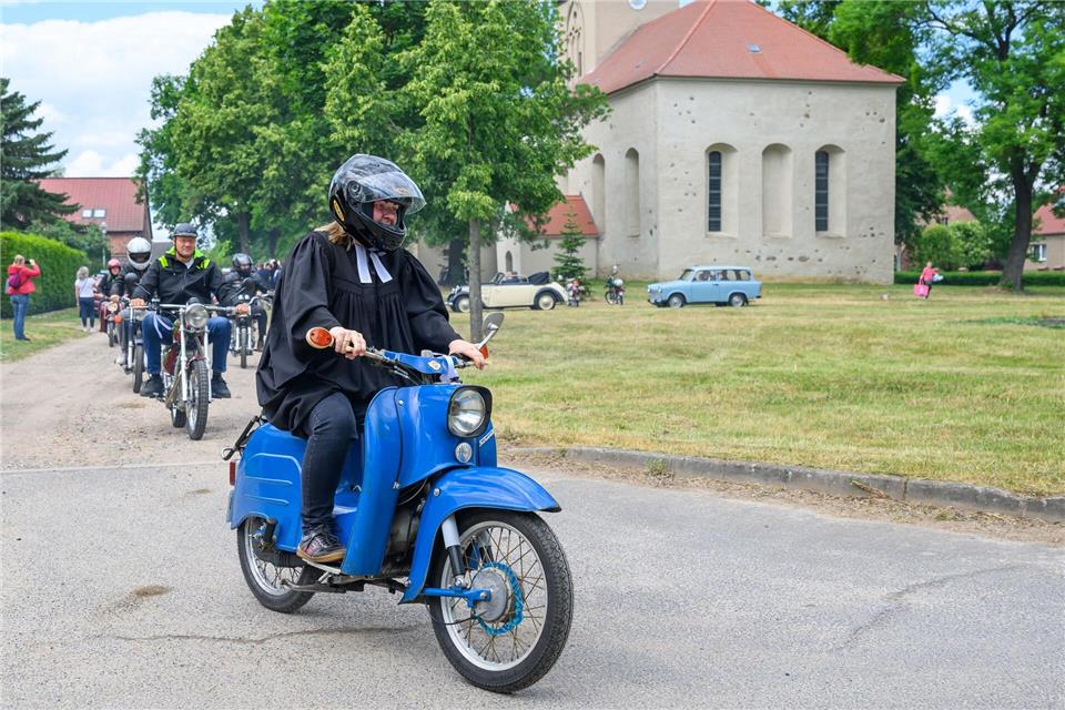 Ostdeutsches Lebensgefühl: Pfarrerin Susanne Noack fährt mit ihrem Moped vom Typ Schwalbe nach einem Simson-Gottesdienst durch Hohenwalde in Brandenburg (Archivbild)Patrick Pleul/dpa