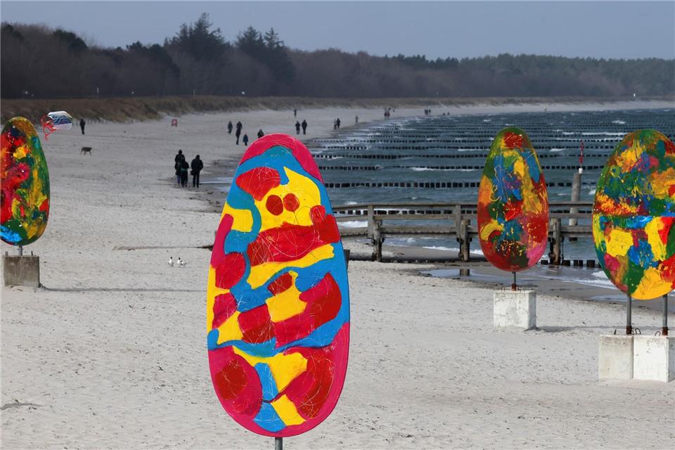 Ostereier mal nicht versteckt am Ostseestrand. (Archibvild)Bernd Wüstneck/dpa