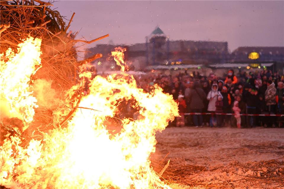 Osterfeuer am niedersächsischen Strand sollen auch an diesem Wochenende wieder zahlreiche Zuschauer anlocken. (Archivbild)Lars Penning/dpa