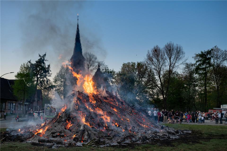Osterfeuer wie hier in Klein Reken müssen bei der Gemeinde angemeldet werden.