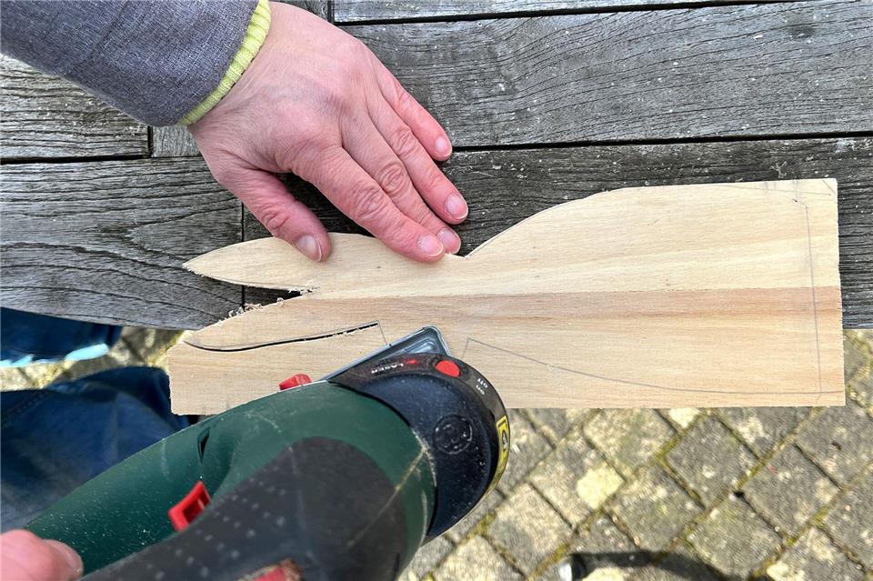 Osterhasenform auf das Holz übertragen und dann aussägen.DIY Academy/dpa-tmn