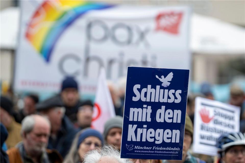 Ostermarsch in Bayern: Menschen demonstrieren für FriedenStefan Puchner//dpa